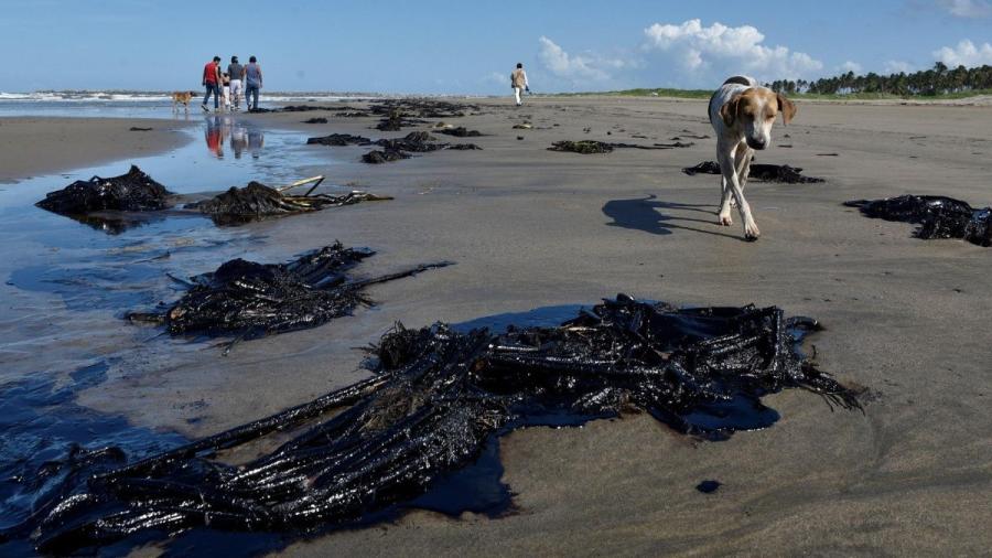 Denuncian nuevo derrame de combustible en la bahía La Ventosa