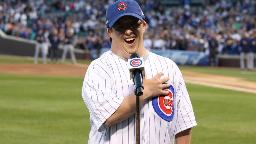 Un joven con síndrome de Down cantó el himno de EU en un partido de béisbol