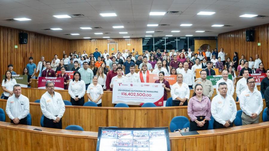 Más de 6 500 estudiantes de la UAT reciben beca