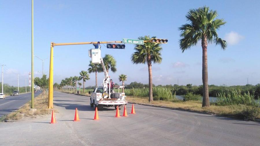 Reparan semáforo en boulevard Colosio