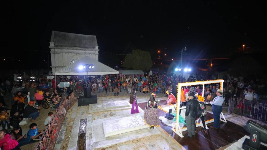 Celebran familias D&iacute;a de Muertos en Pante&oacute;n Municipal 