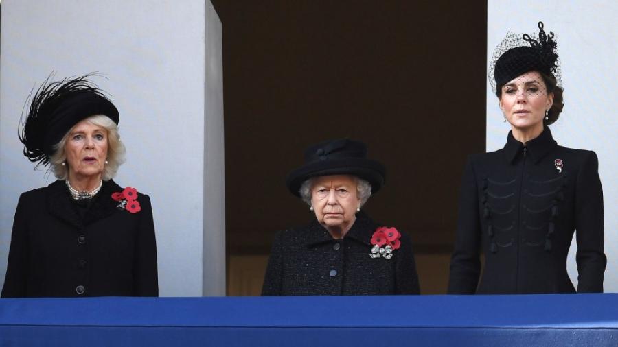 Reina Isabel II rinde homenaje a caídos en guerras mundiales