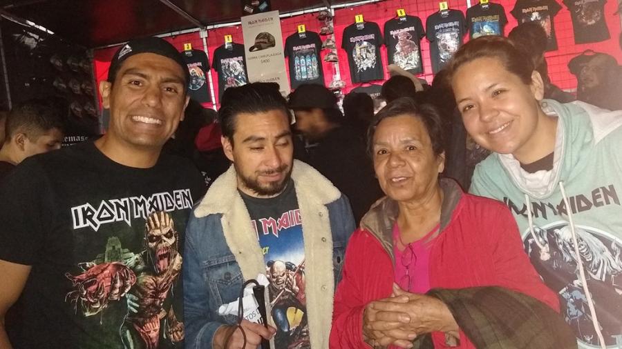 Mam&aacute; narra concierto de Iron Maiden para su hijo ciego