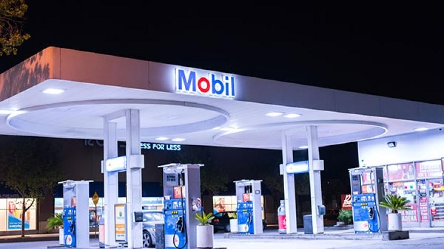 Mobil abre primera gasolinera sin combustibles de Pemex en México
