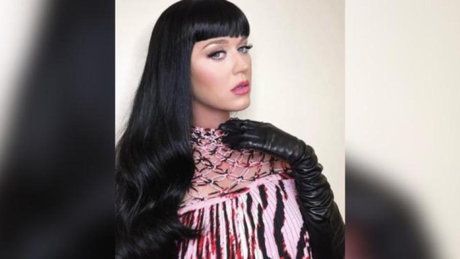 Katy Perry cambia su imagen y ahora luce cabello negro