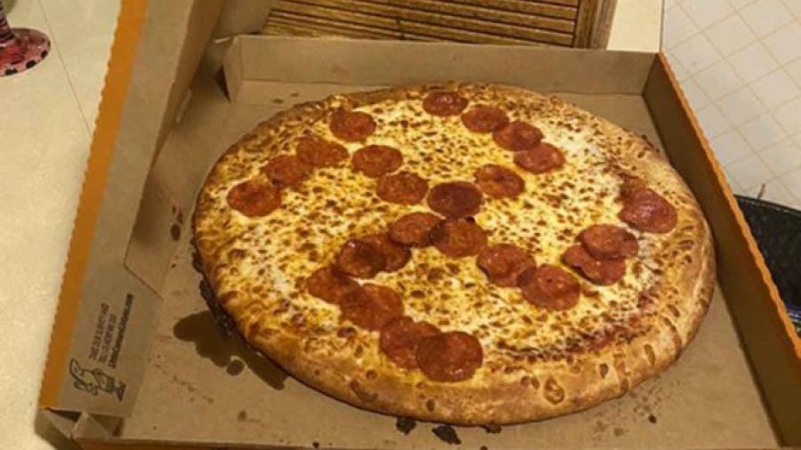 ¡Indignante! Pareja recibe pizza con esvástica nazi de pepperoni