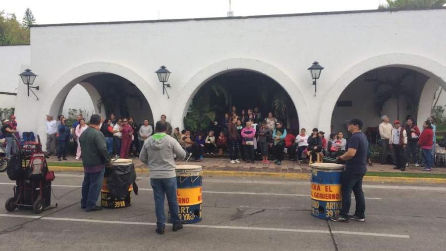 Policías resguardan Casa Jalisco por prevención de violencia ante manifestantes en Polanco 