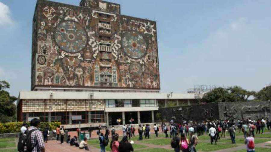 Suman 21 detenidos por ataque de porros en explanada de Rectoría en la UNAM