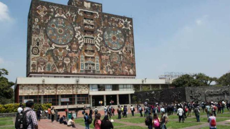 Suman 21 detenidos por ataque de porros en explanada de Rector&iacute;a en la UNAM