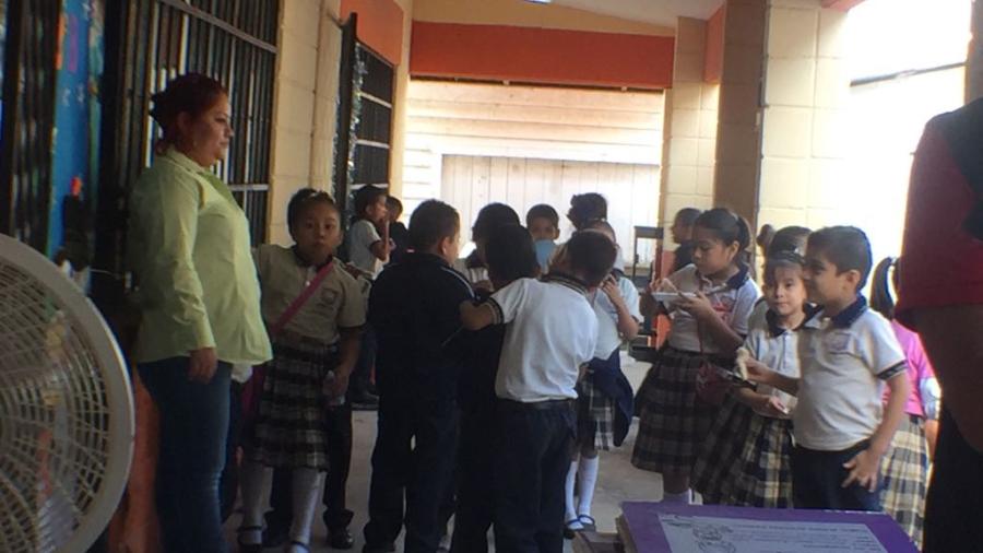 Se reanudan actividades con limpieza dentro de escuelas.