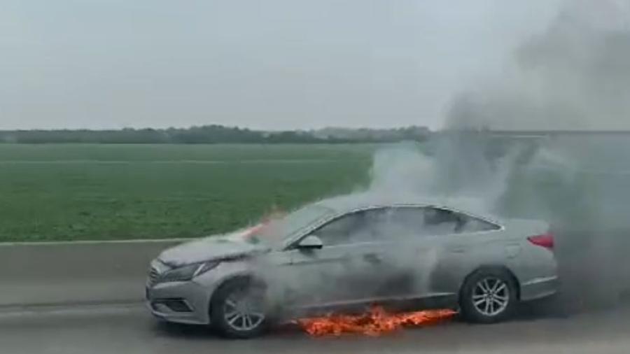 Cierran puente Pharr por incendio de vehículo