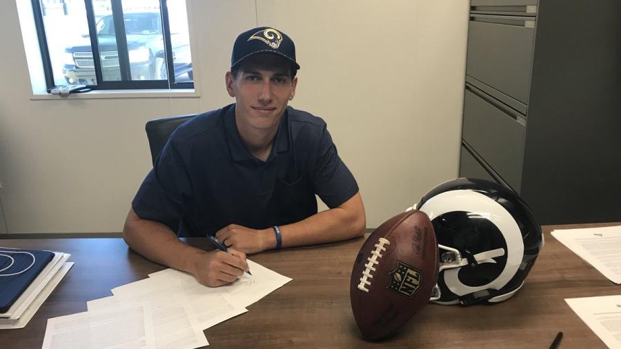 El QB mexicano Luis Pérez firma con los Rams