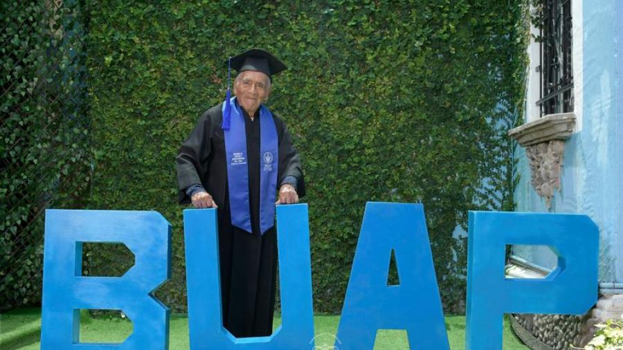 Don Felipe se gradúa a los 84 años de la BUAP