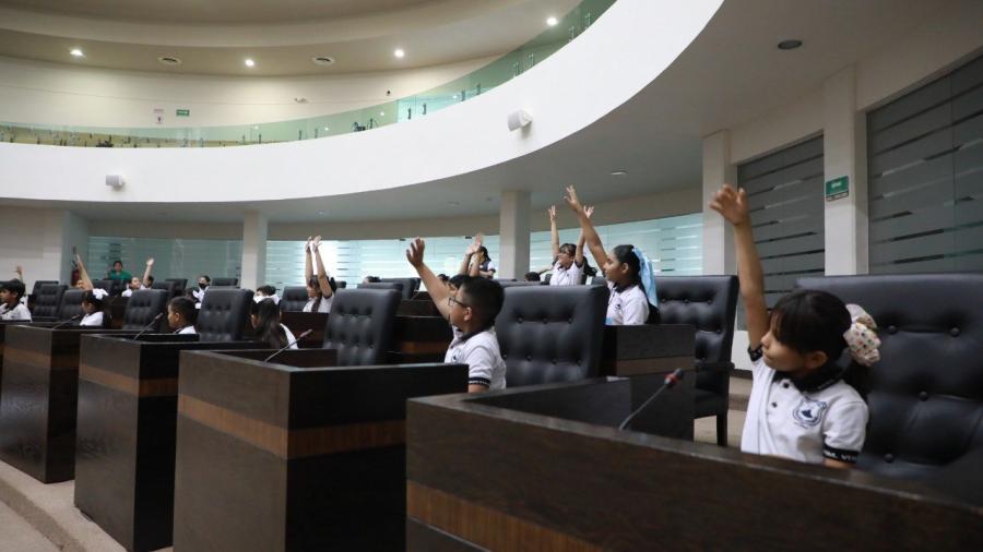 Estudiantes visitan el Congreso para aprender sobre el proceso legislativo