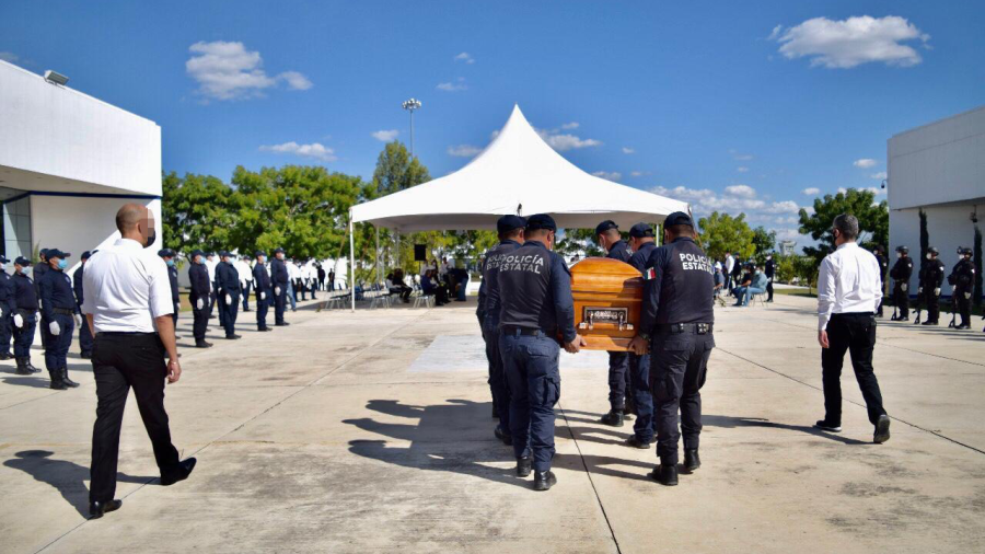 Rinden homenaje a polic&iacute;a abatido en Victoria