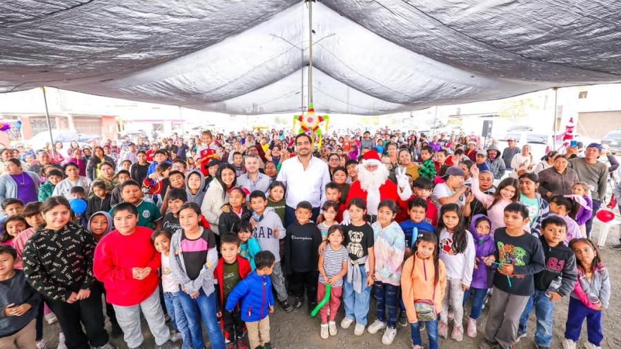 Comparten niños de la colonia Ernesto Zedillo Posada Navideña con Carlos Peña Ortiz