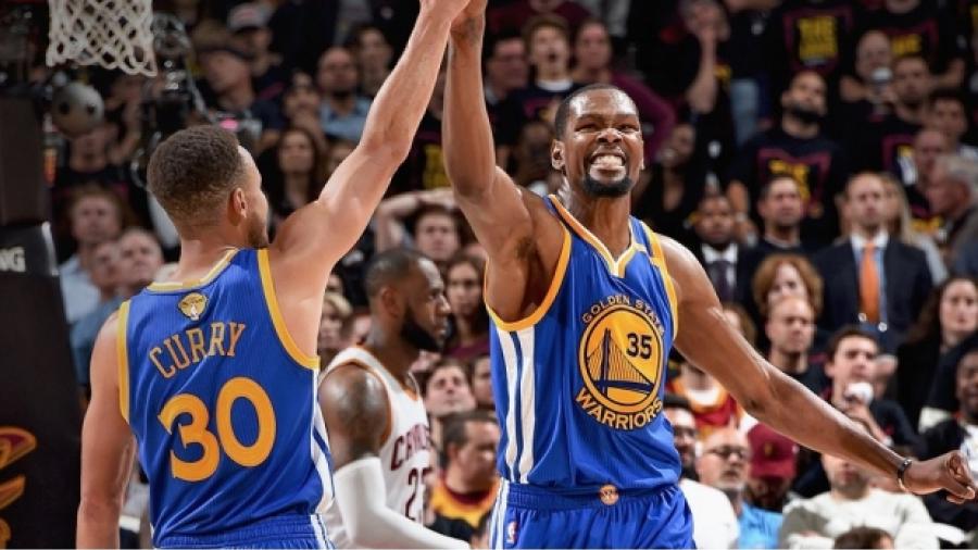 Golden State vence a Cleveland y acaricia el título de la NBA