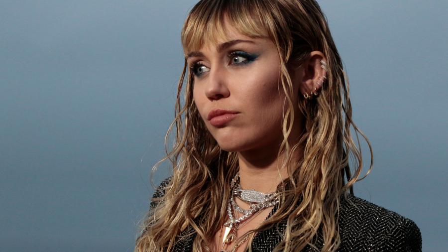 Miley Cyrus niega infidelidad a Liam Hemsworth