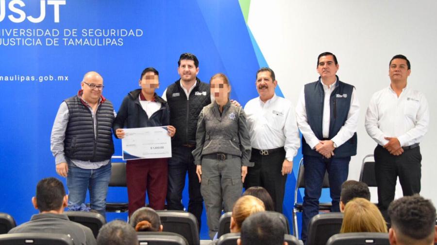 Entregan becas a hijos de Policías