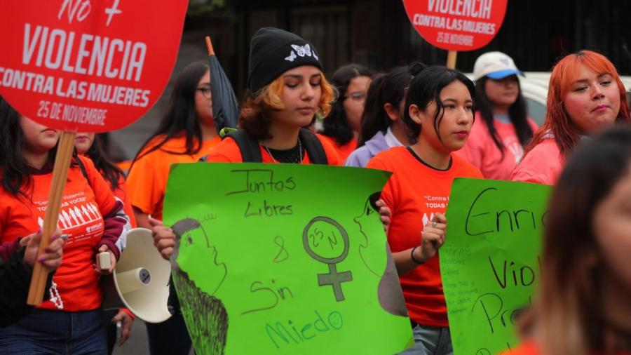 Marchan mujeres para concientizar sobre la violencia hacia las féminas