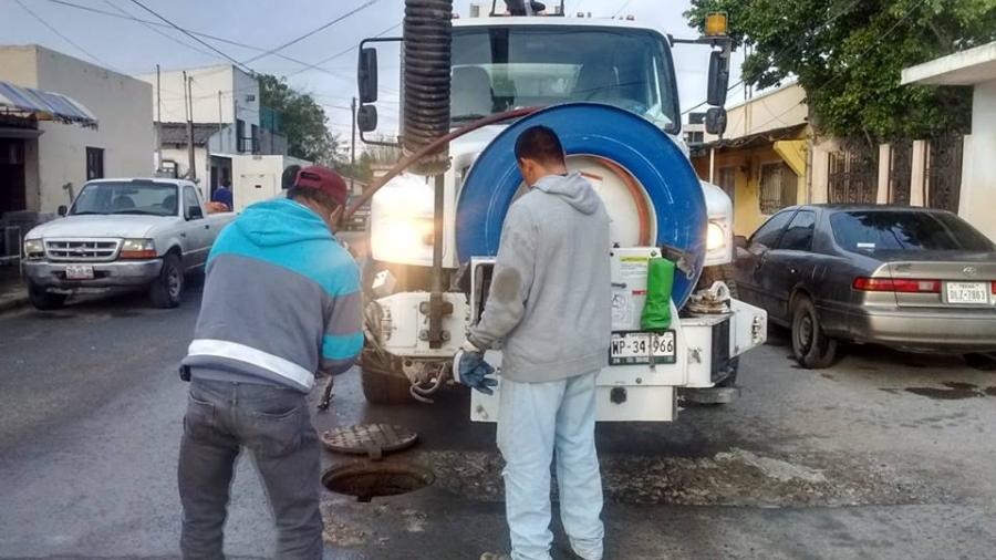 Comapa trabaja con equipo vactor