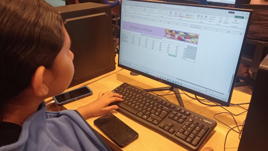 Mujeres, jóvenes y adultos culminan curso de computación en la Infoteca