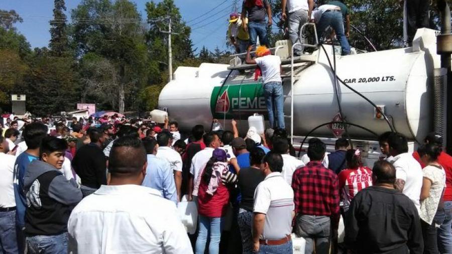 Ordeñan pipa de Pemex en Tenancingo, Edomex