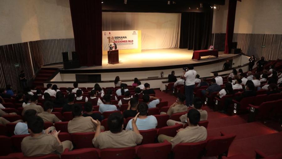 Más de 300 estudiantes participan en serie de conferencias contra las adicciones 