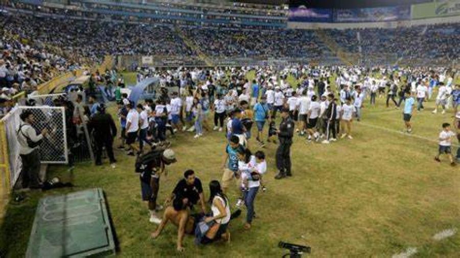 Estampida en estadio El Salvador deja 12 muertos