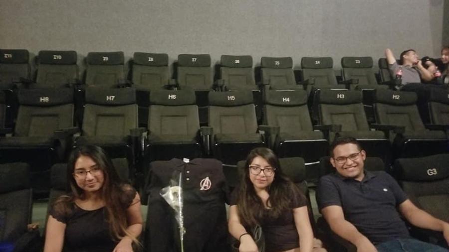 Fallece un d&iacute;a antes del estreno y amigos acuden con una rosa blanca en su lugar