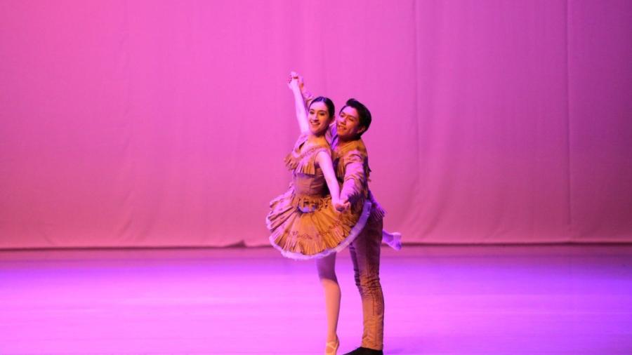 Presenta Compañía de Danza de Nuevo Laredo acto de danza clásica 
