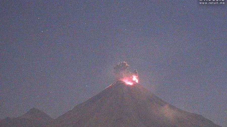 Espectacular exhalación del Volcán de Colima