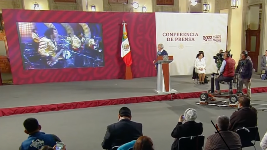 Responde AMLO con canción de Chico Che a reclamo por política energética 