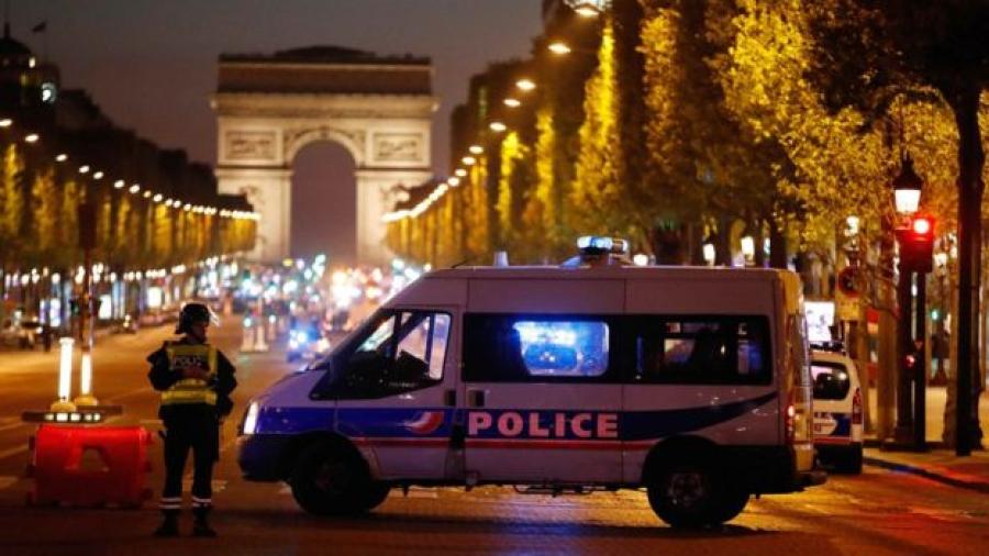 Presidente francés  visita a policías heridos en atentado de Campos Elíseos