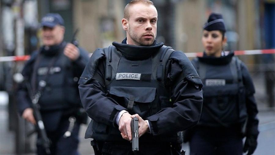 Abaten a hombre que amenazó a policías en París