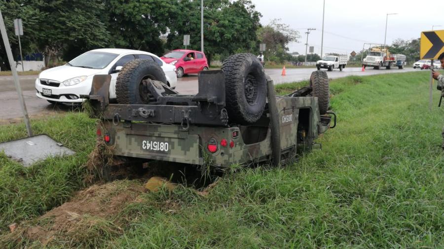 Camioneta de la SEDENA, volcó a causa del pavimento mojado en Altamira