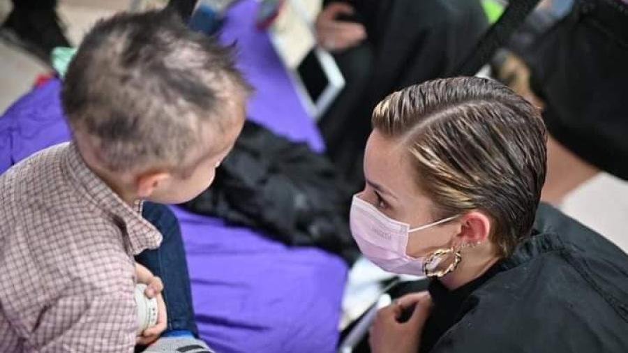 Mariana Rodríguez se corta el cabello para apoyar a niño con cáncer