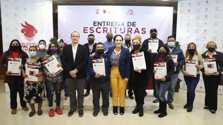 Entregan escrituras de vivienda a familias del fraccionamiento El Progreso