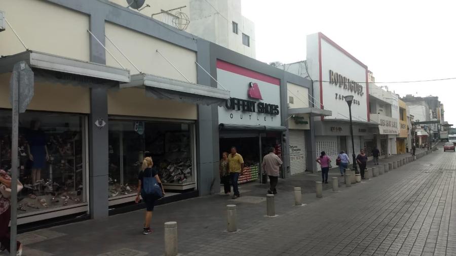 Comerciantes de la zona centro molestos ante cortes de luz