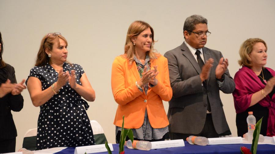 Alcaldesa felicita a egresados de la Universidad Pedagógica