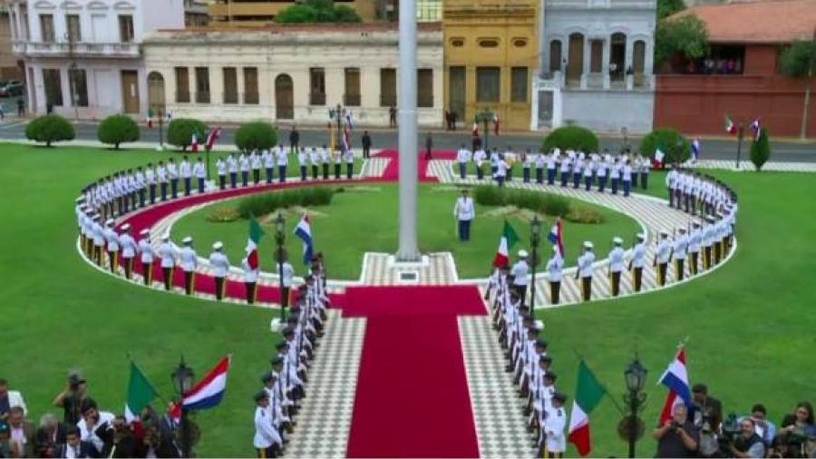 EPN es recibido con bandera de México sin escudo