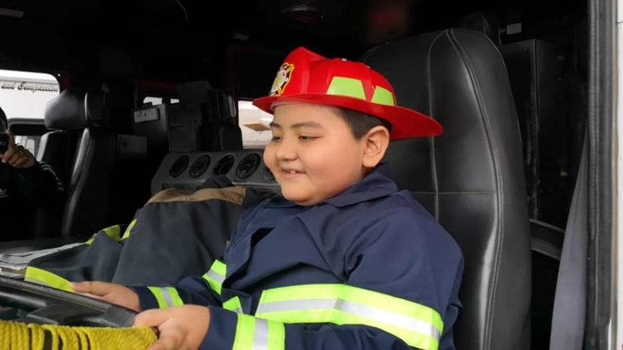 Dr. sonrisas cumplen sue&ntilde;o de &Aacute;ngel, de ser bombero