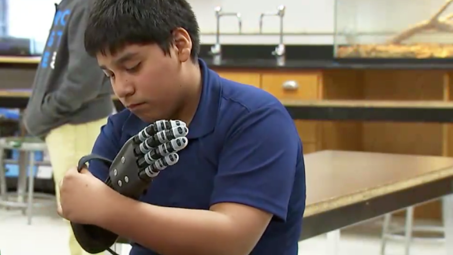 Estudiante de Donna crea prótesis de mano para compañero de clase