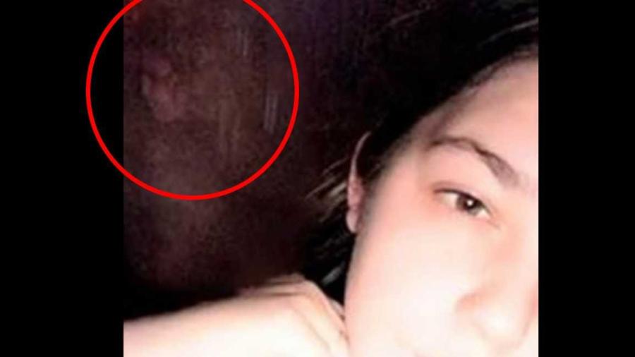 Se toma una selfie y capta a una niña fantasma