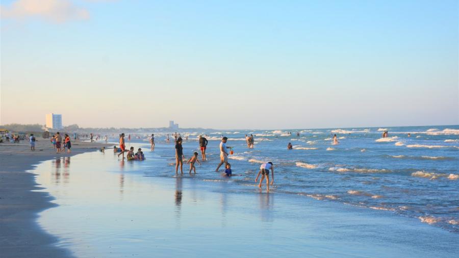Miles de visitantes disfrutan responsablemente de playa Miramar
