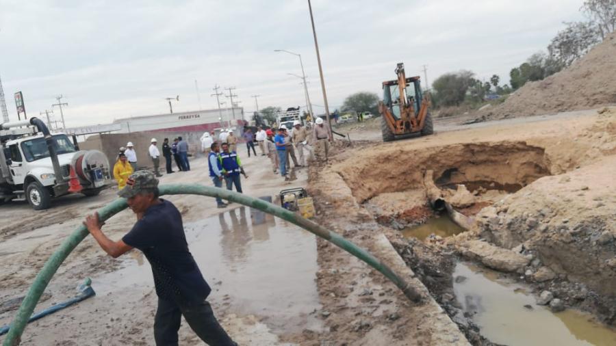 Continúa labor de saneamiento a la red de drenaje sanitario en colonias