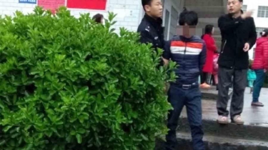 Hombre acuchilla a dos niños en colegio de China