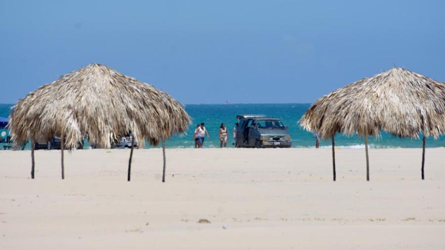 Cientos de vacacionistas acuden a la playa Tesoro