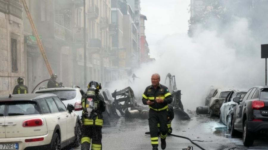 Estalla camioneta llena de tanques de oxígeno en Milán