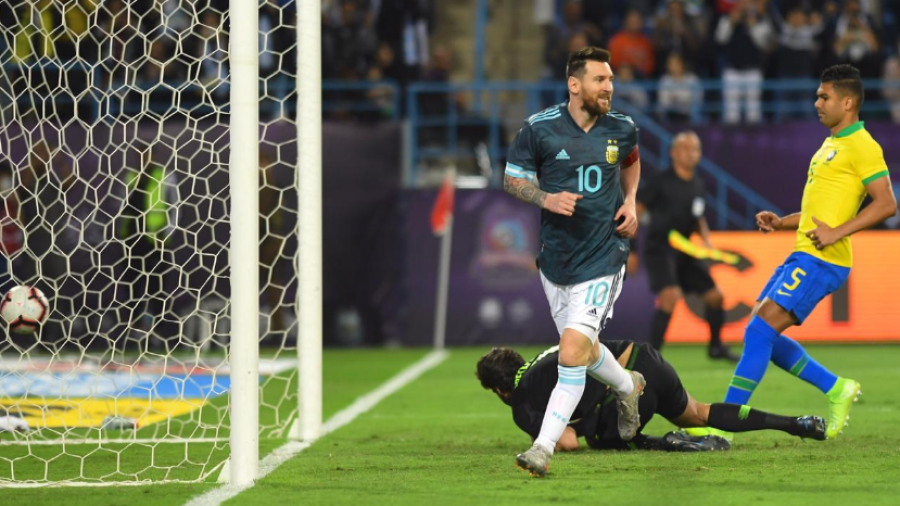 Argentina derrotó a Brasil en el regreso de Messi